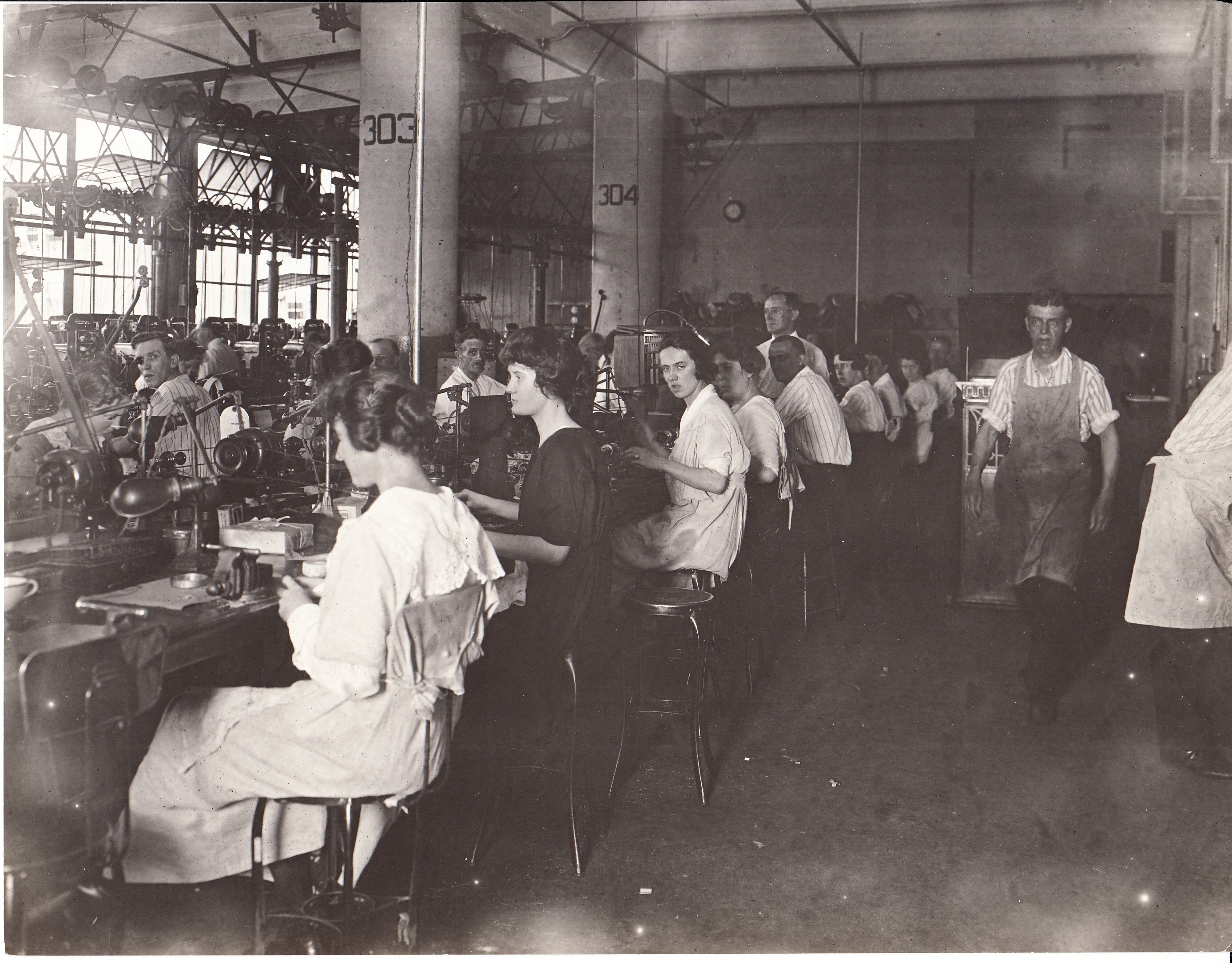 Workers listening to the phonograph.
