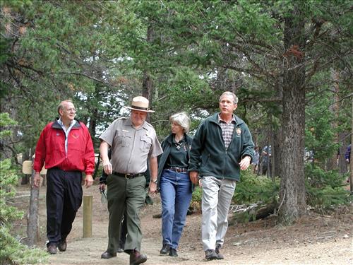 President Bush speaks with Secretary of Interior Norton, NPS Director Mainella, and Deputy Director Jones at Rocky Mountain National Park