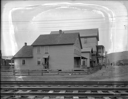 A0369-A0370--Unknown location--Frame House Alongside Railroad [1906.04.25]
