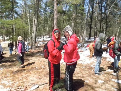 SLBE Benzie Central Earth Day 2011 Students Planting Trees