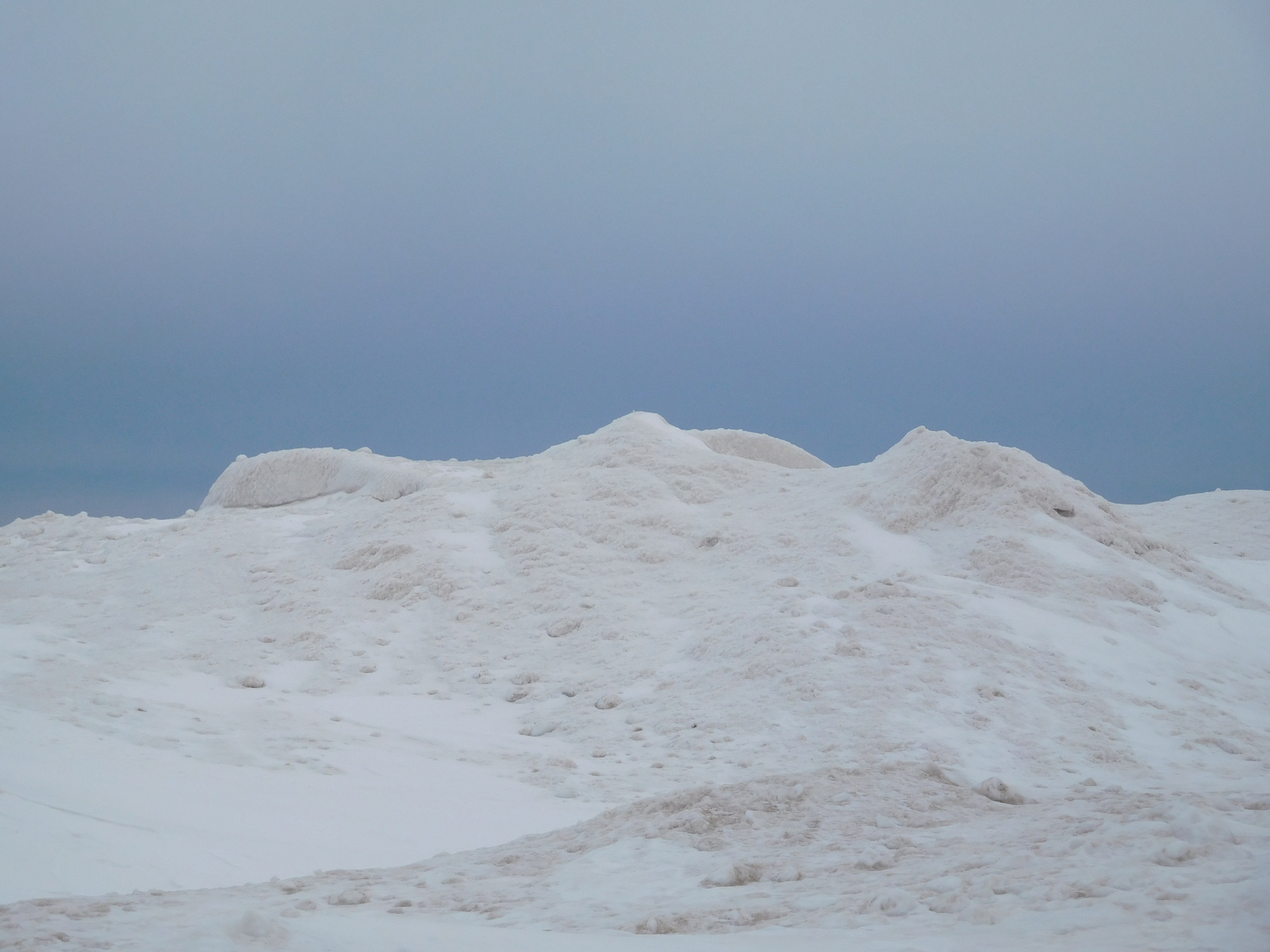 Snow and ice form a "snow dune" on the beach