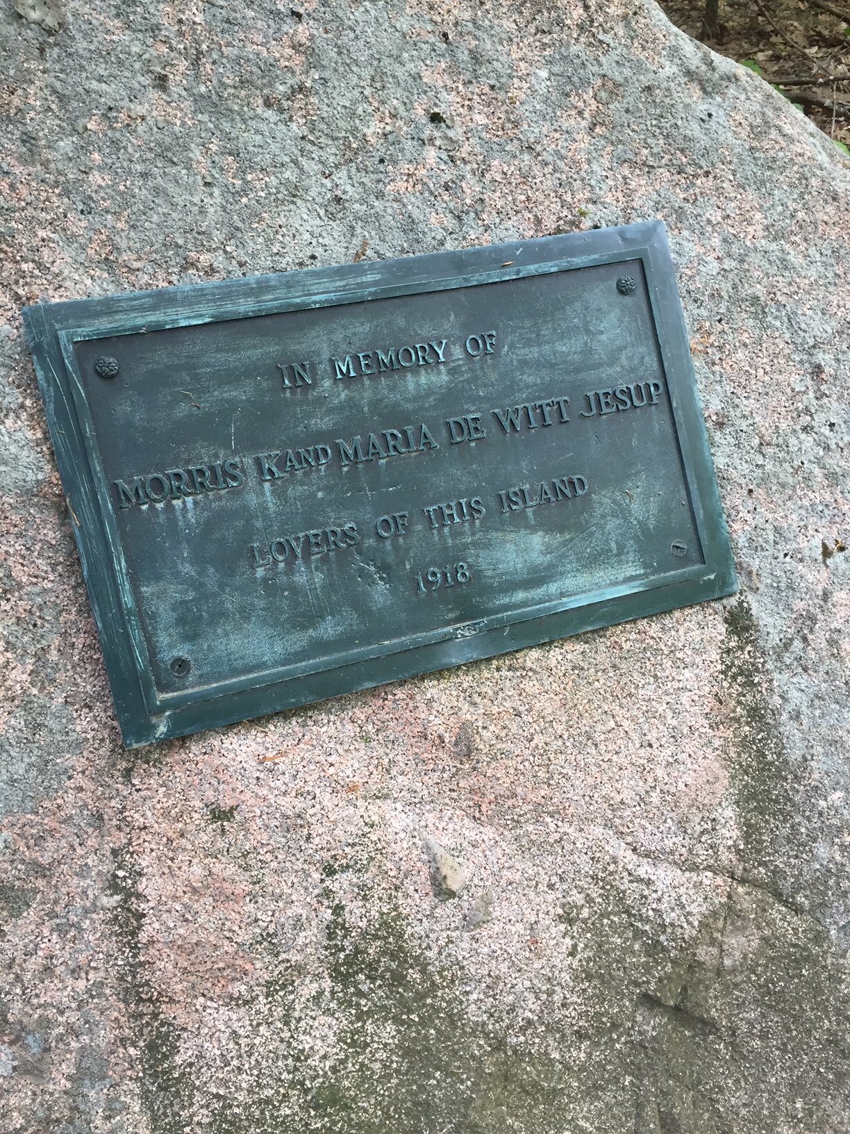 Jesup Memorial Plaque on Jesup Path, Sur de Mont