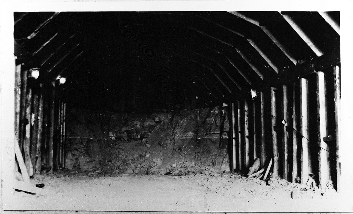 Tunnel lining with temporary side posts. Supplemental construction of long tunnel.