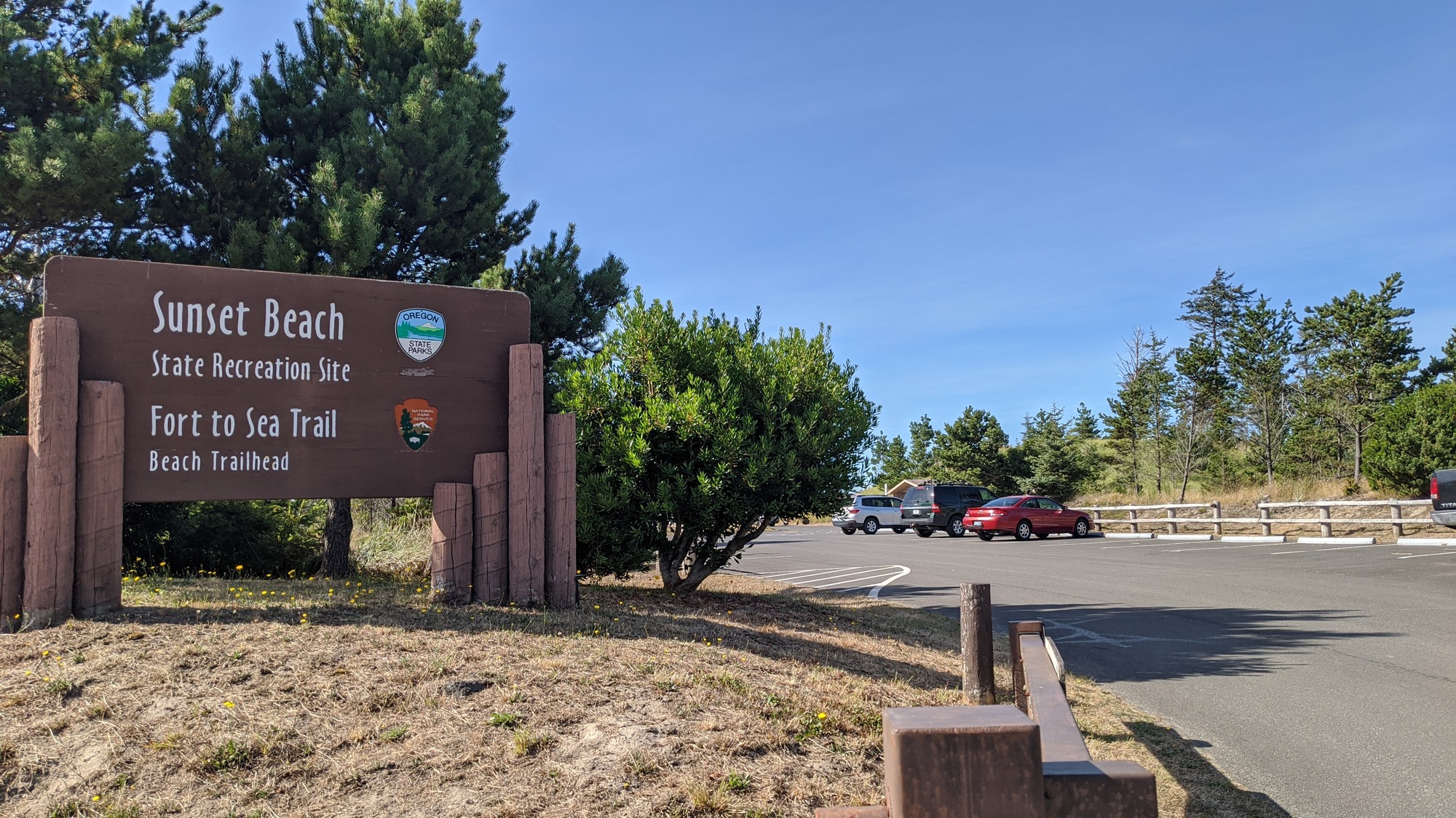 Sunset beach sign and parking lot at the fort to sea trailhead