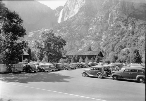 Copy Neg: Leroy Radanovich, 1995. Large crowd in plaza at Govt. Center.