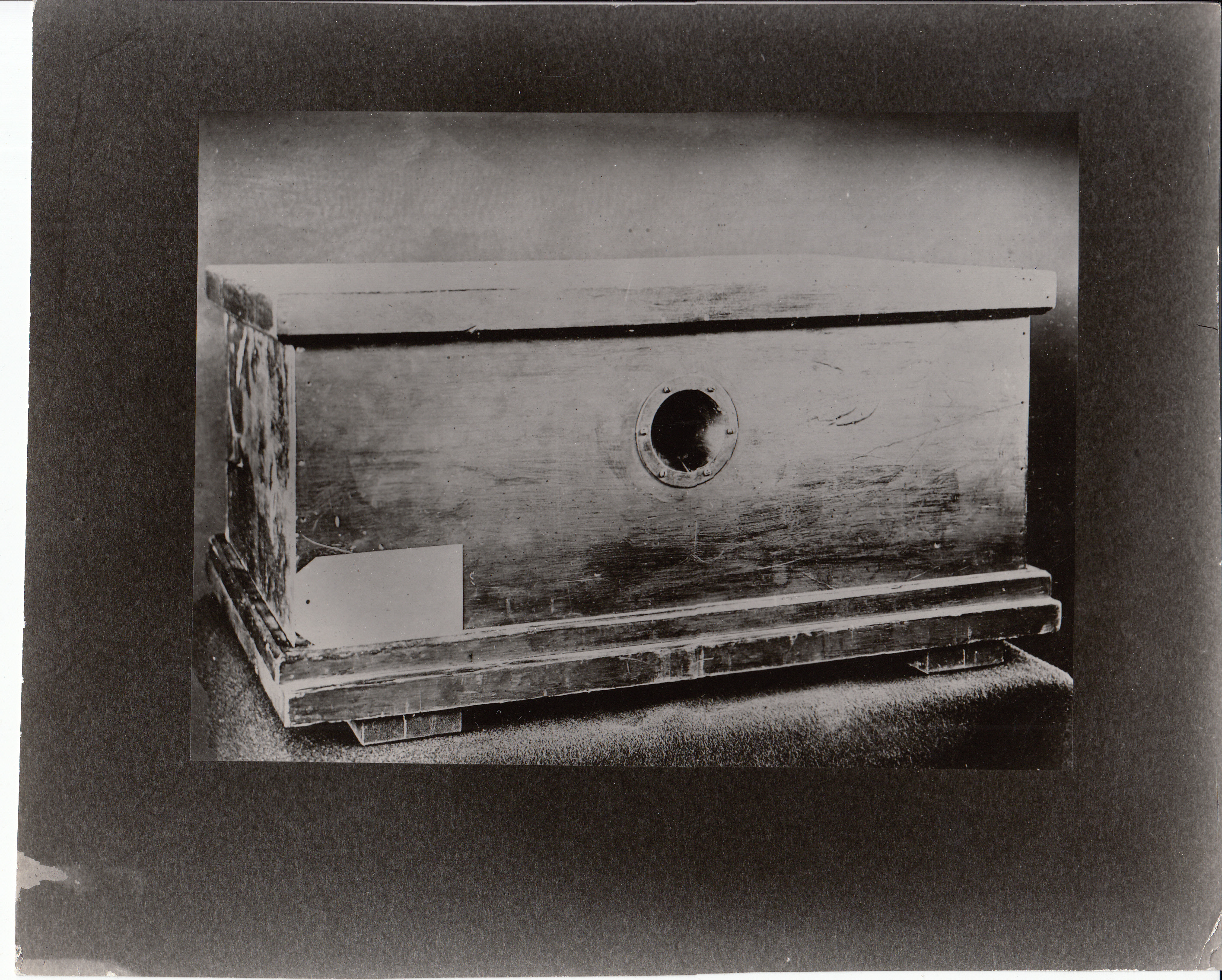 Strip kinetograph, exterior.