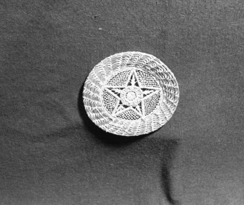 Marie Rozier Collection, Catalog No. 263. Object: Wall plaque. Dimensions: 7 1/2". Materials: pine needles, raffia. Collection History: Made by Thyllie Wolf. Purchased for $3.50 in Sonora. Photographed by Michael Dixon, December 1982. Catalogued by Craig Bates and Barbara Beroza. Yosemite Collections, National Park Service.