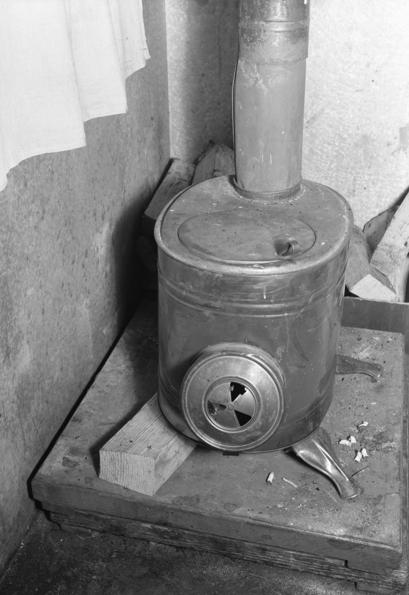 Stoves in Yosemite Lodge cains with bent legs and loose stovepipe connection.