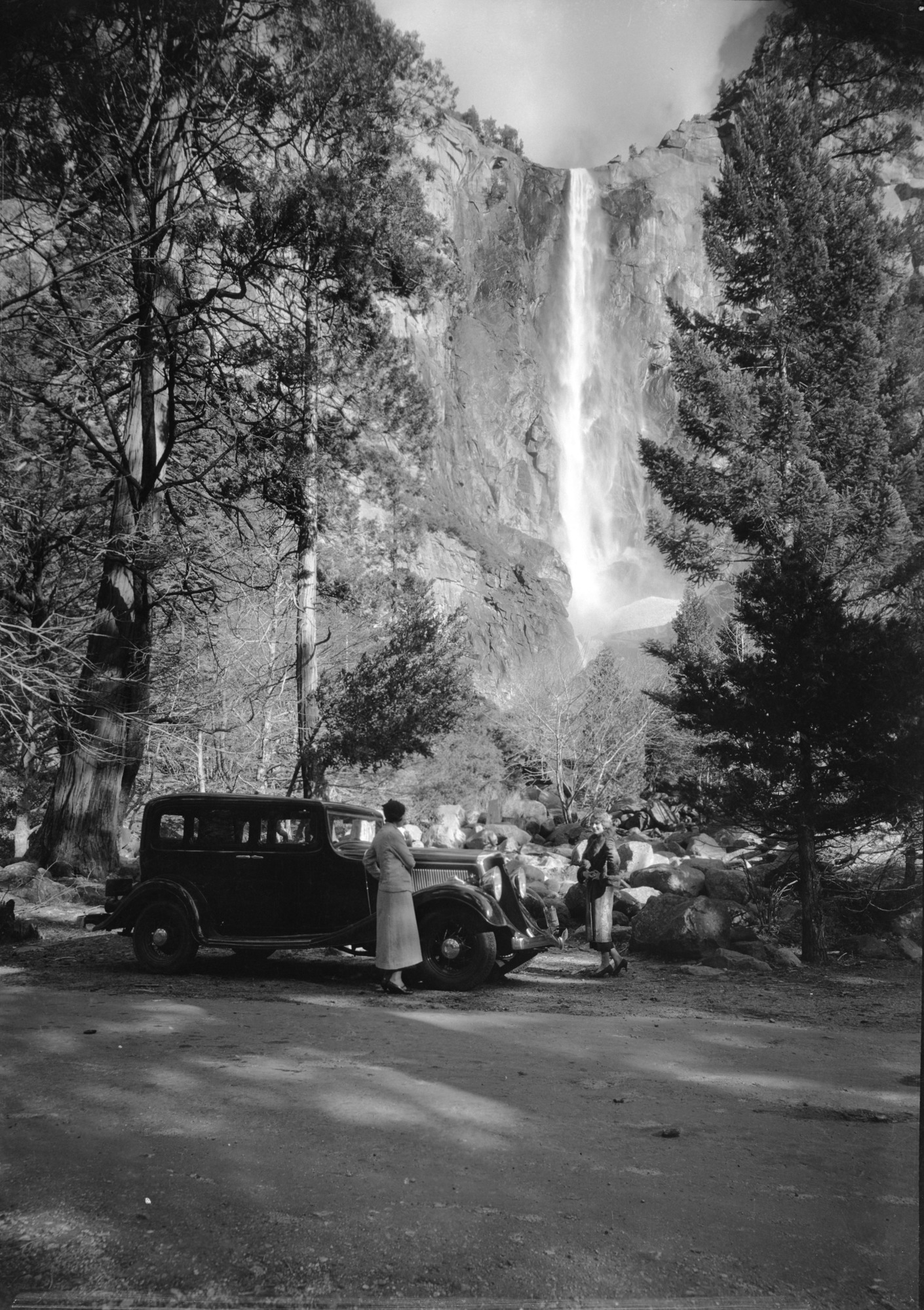 Car and visitors with Bridalveil Fall.