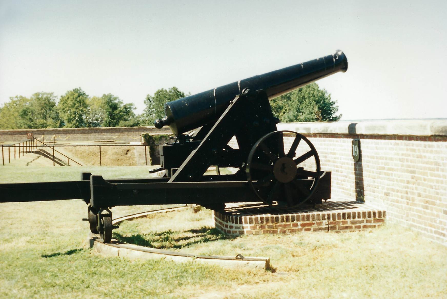 Photo of the 24-pound cannon.