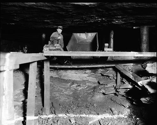 A1030-A1033--Dickson City, PA--Storrs Mine--Clark Vein with huge pieces of coal as dynamited [1913.03.19]