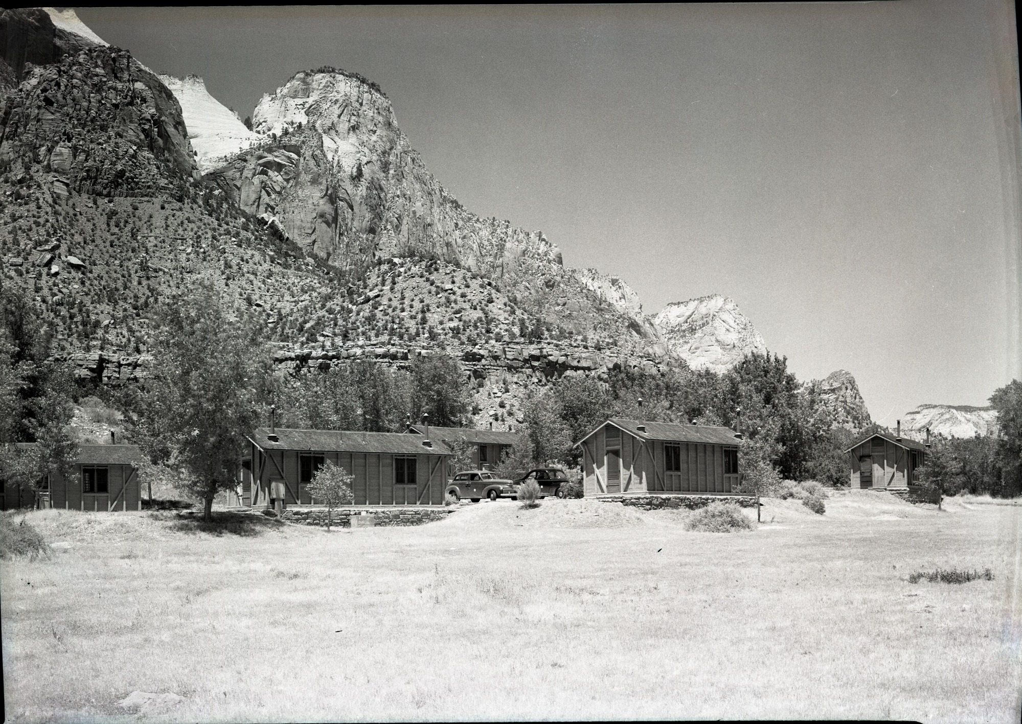New guest cabins (Utah Parks Company) near cafeteria.