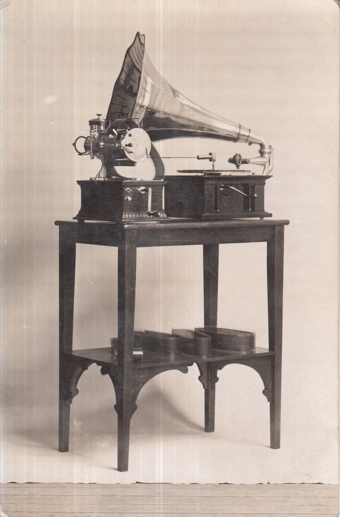 Motion picture viewing machine with synchronized sound apparatus, produced by Rotary Photographic Co. ltd.
