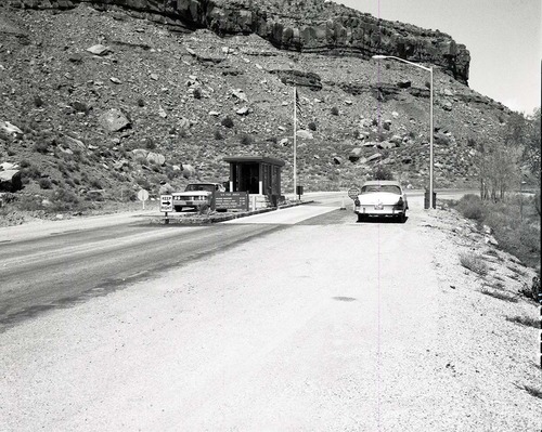 South Entrance Station with ranger gatehouses, Building 52.