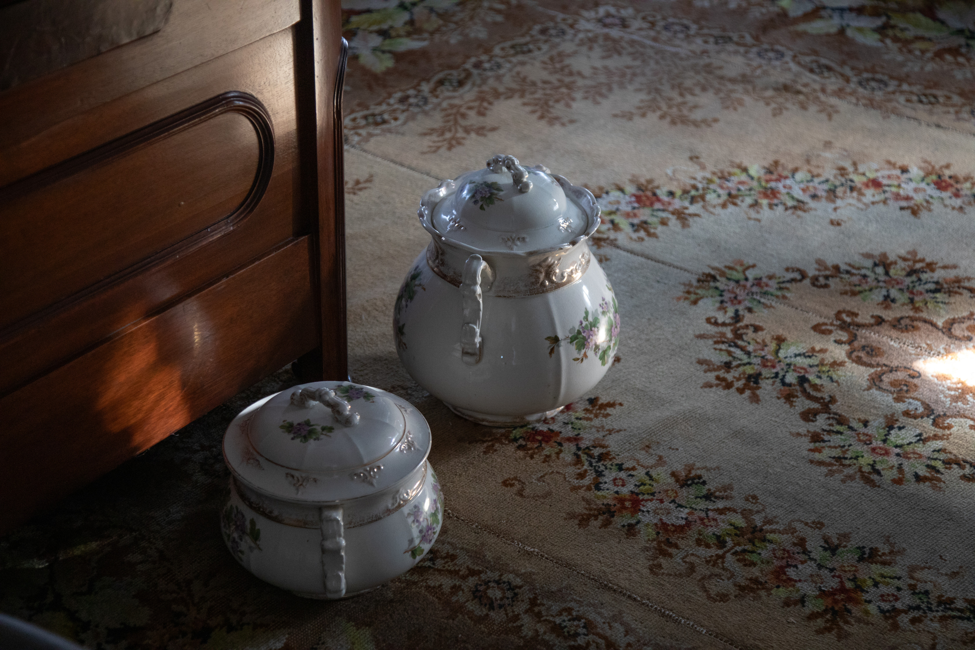 Chamber pots in Frederick Douglass 's bedroom