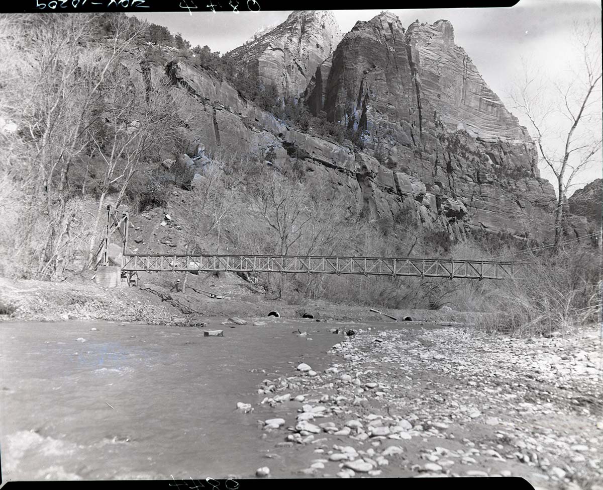 Pedestrian bridge over Virgin River on Emerald Pools Trail in front of Zion Lodge.
