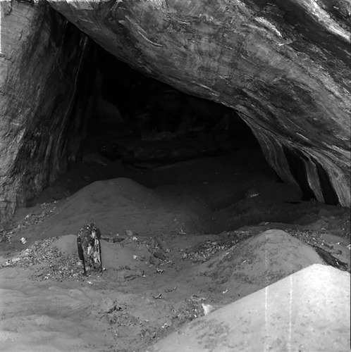 42WS0069. Indian cave in Cave Valley for documenting pot hunter activities and vandalism.