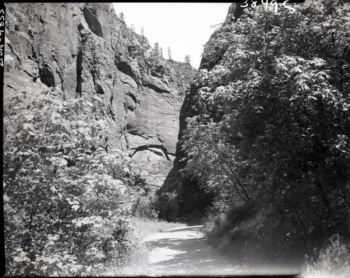 View along the Narrows from Gateway to the Narrows Trail.