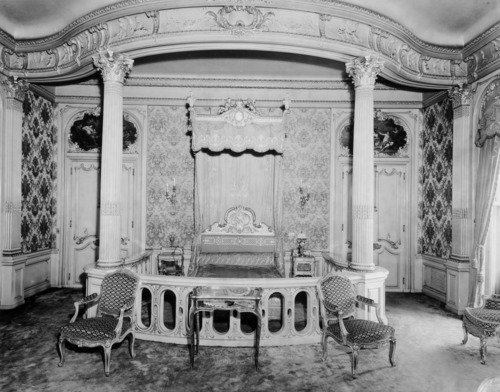 Louise Vanderbilt’s Bedroom with a gate surrounding the bed.
