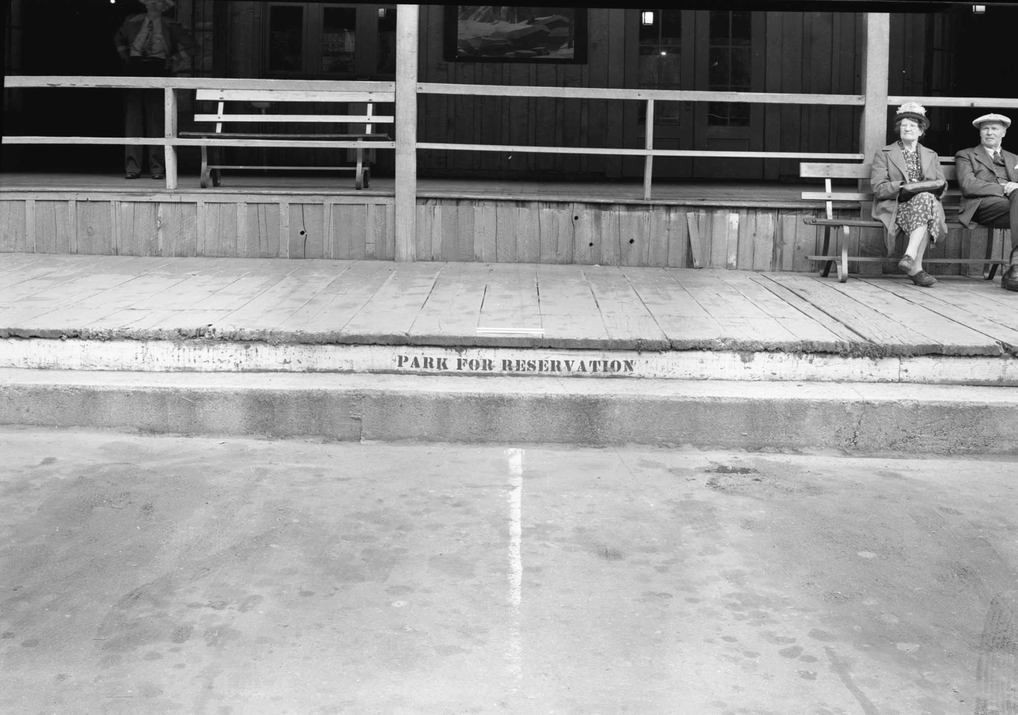 Yosemite Lodge Porch for court claim.