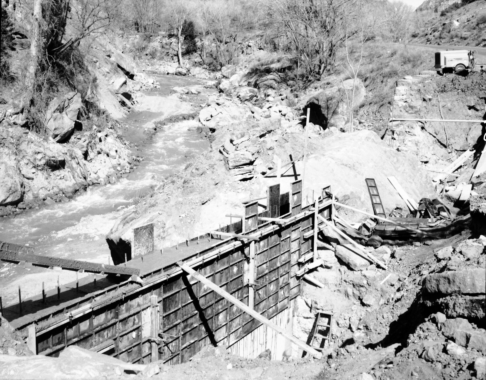 Construction of retaining wall section 10b on Virgin River between Canyon Junction intersection and Court of the Patriarchs.