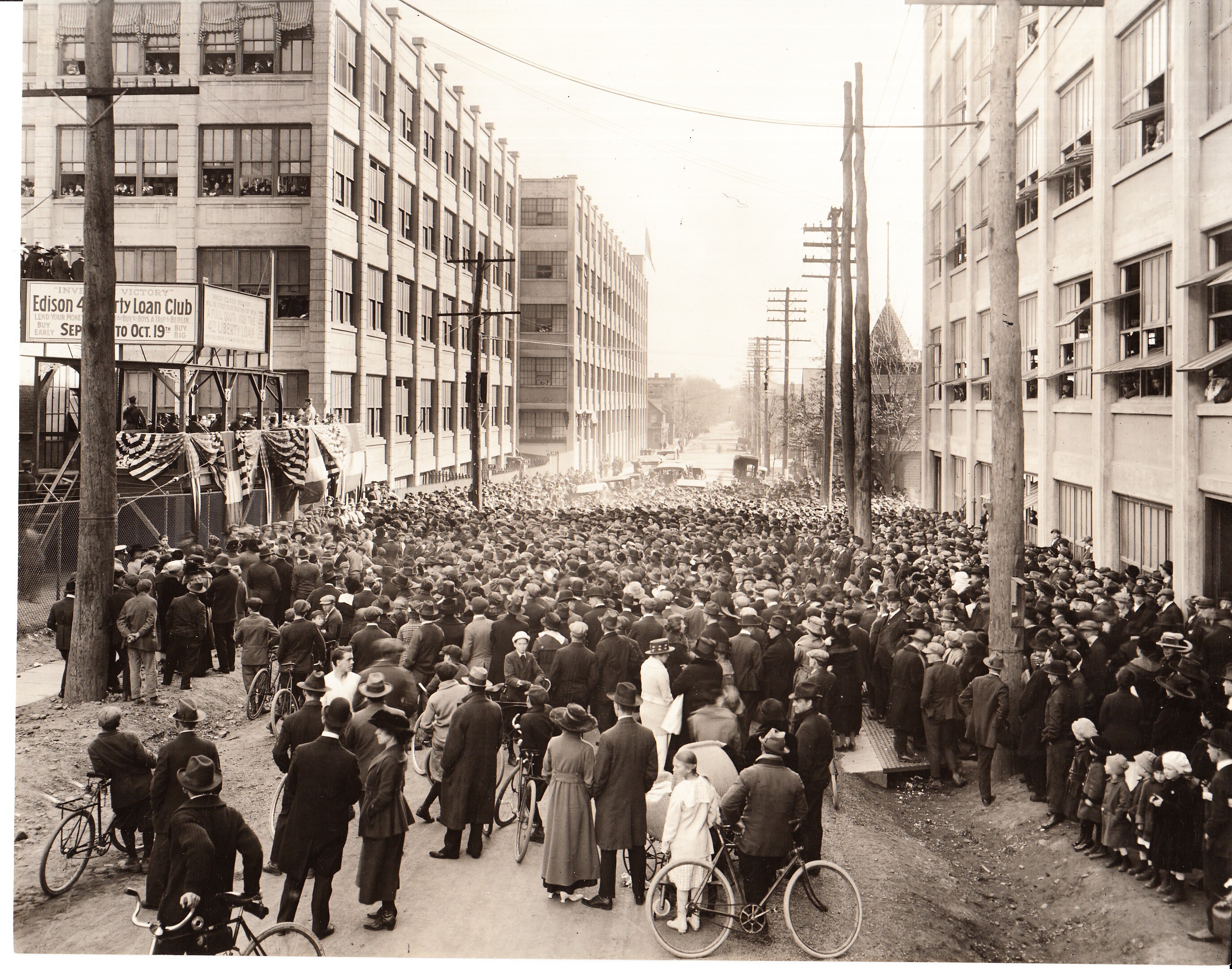 Liberty Loan rally on Lakeside Avenue