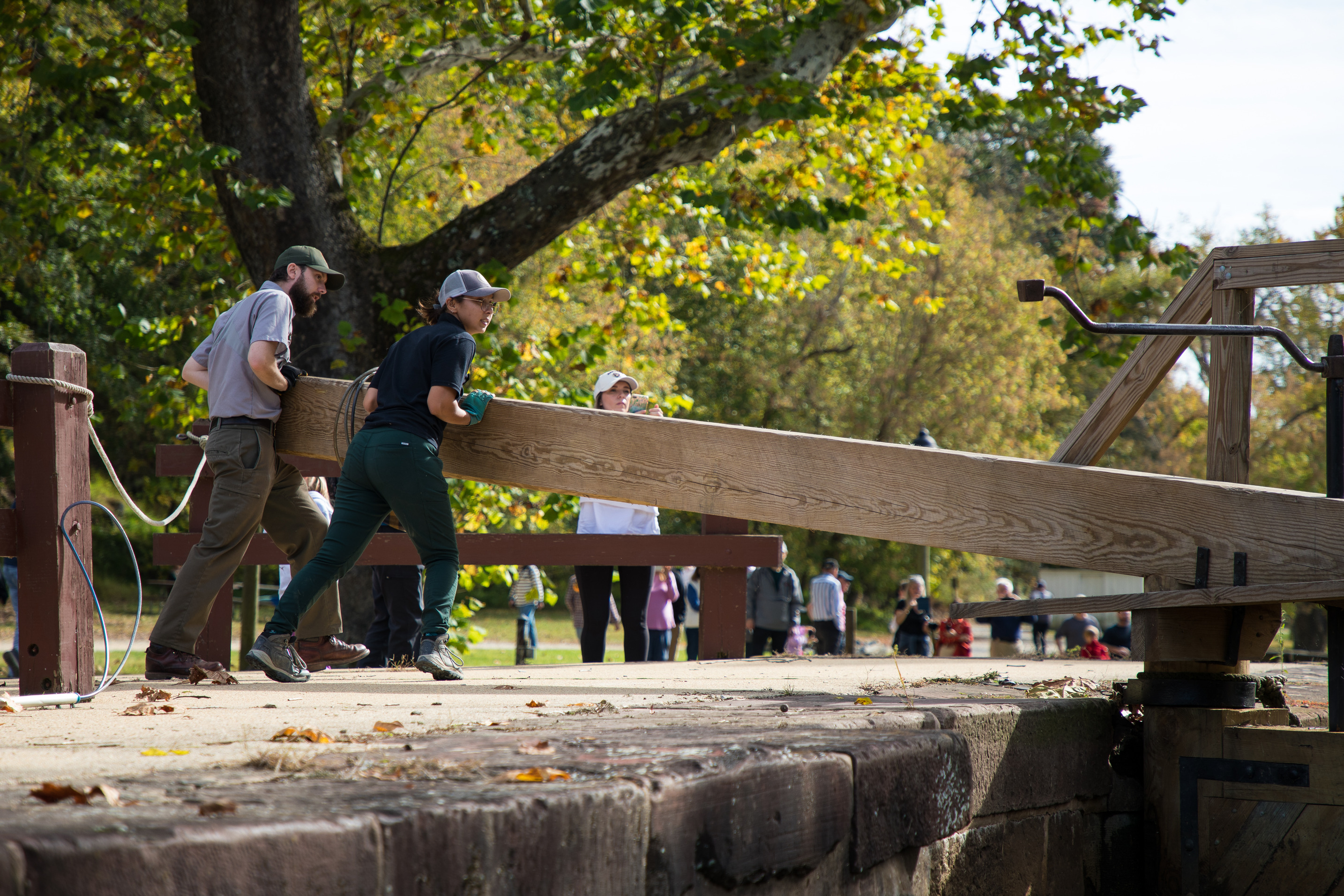 Park ranger and ACC Intern opening a Lift Lock gate.