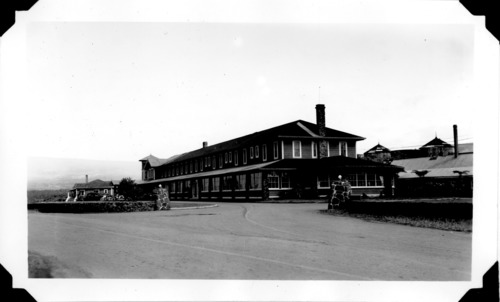 Black and white photo of the Volcano House Hotel before the fire