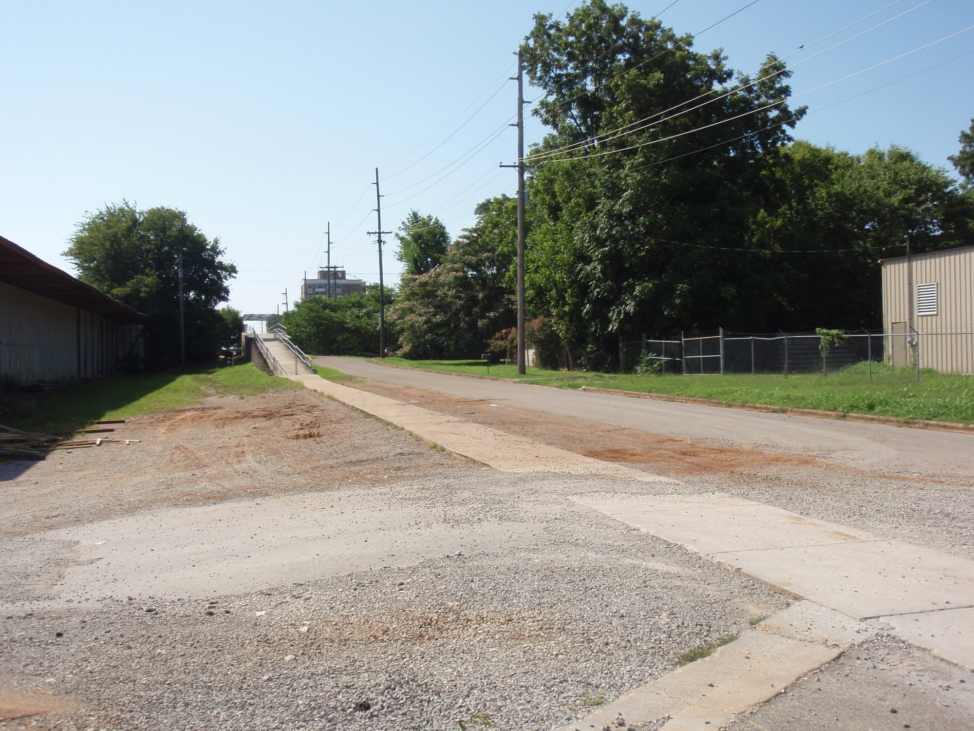 A dirt road in the middle of a wooded area.