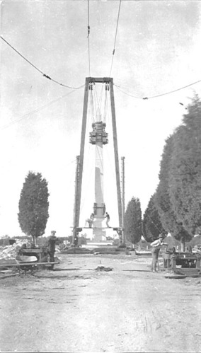 Using nothing more than
an enormous wooden derrick and human muscle power, workers gently lowered the massive obelisk onto
a series of greased logs and rolled it toward its new site. 