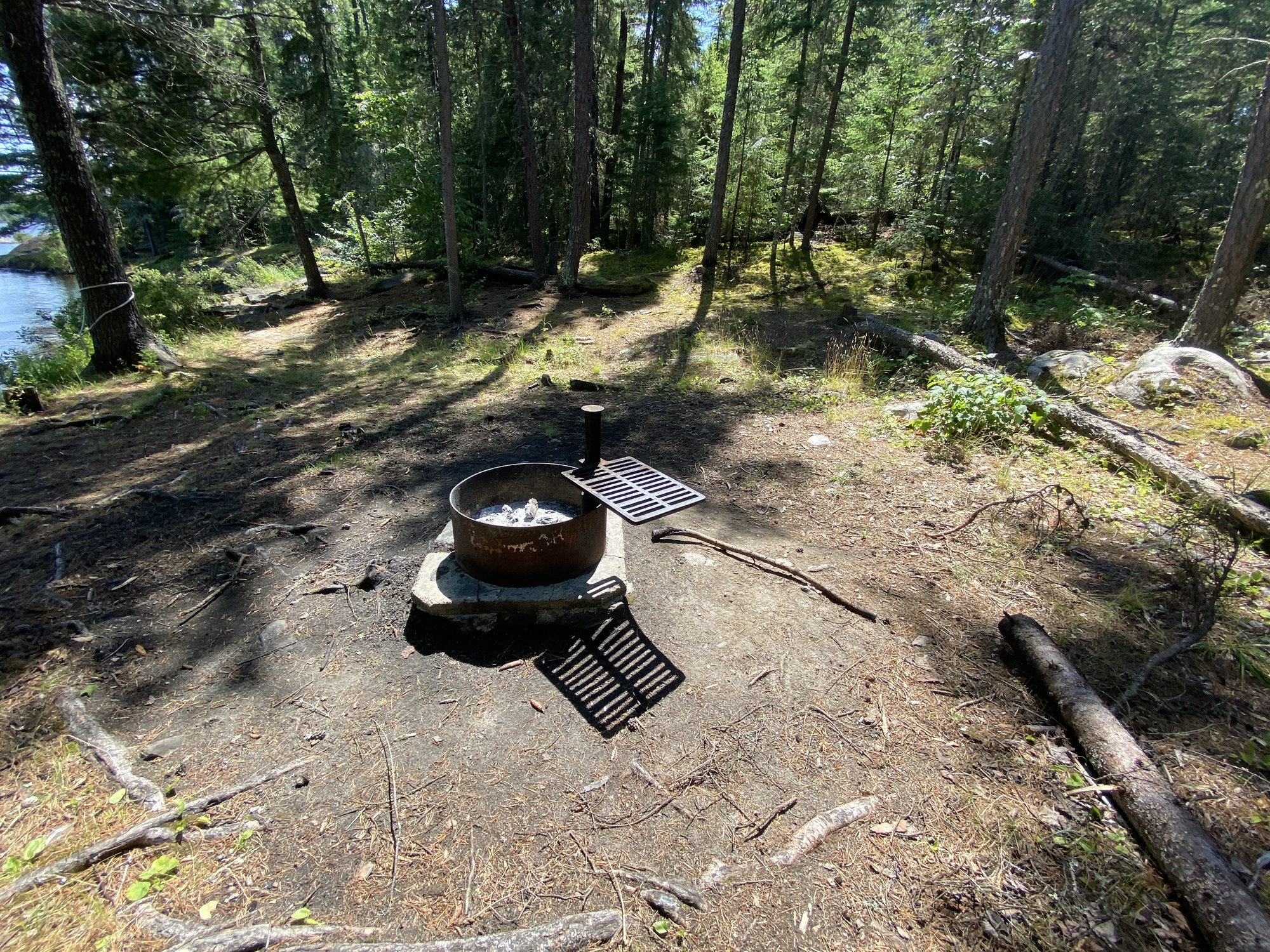 Houseboat Marion Bay Central at Rainy Lake, Sand mooring; Camp IN