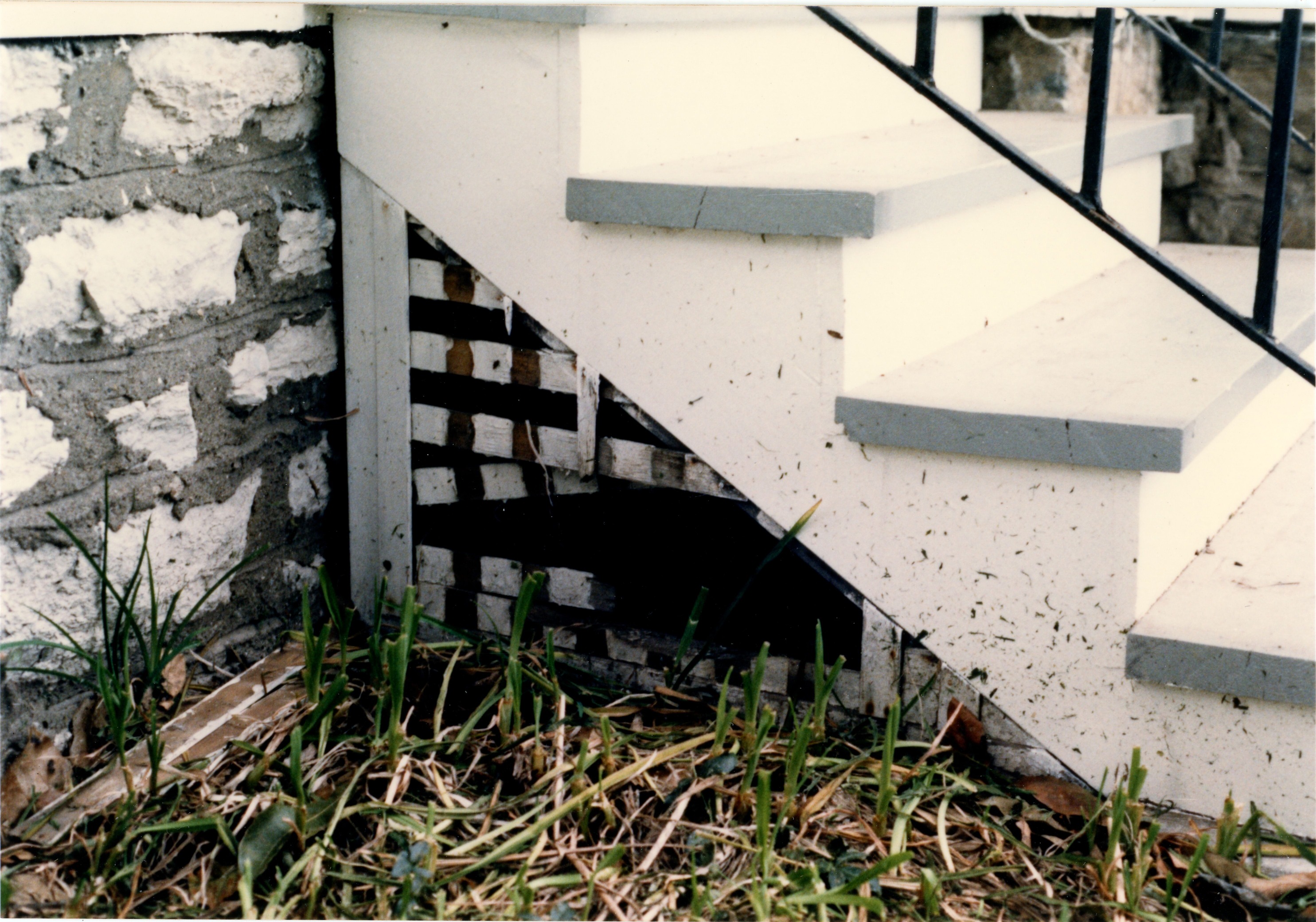 Lattice on south side of hat and coat steps