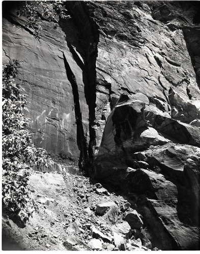 BW photo of a rock slide along the Narrows Trail.