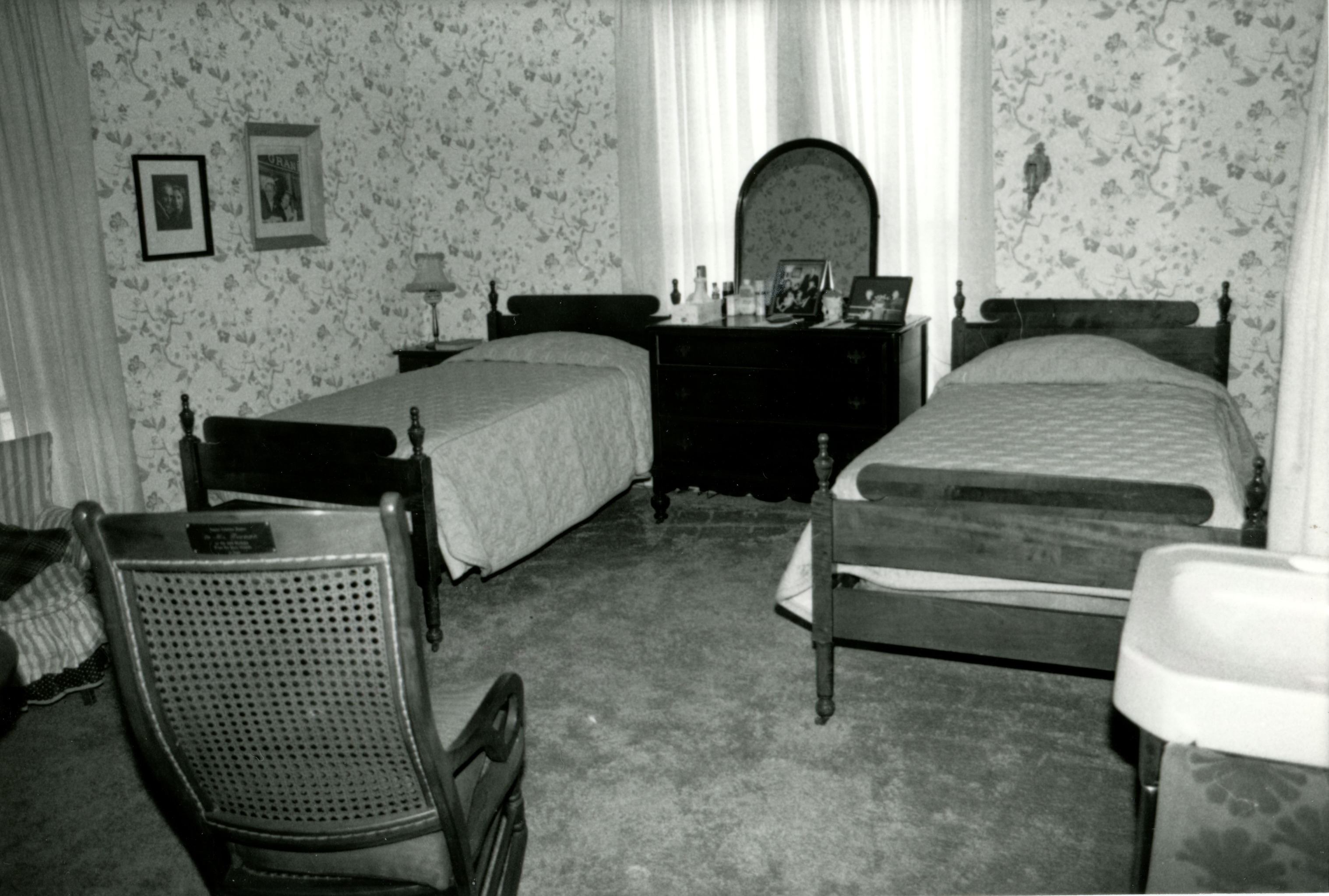 Black and white dueling beds in Truman bedroom