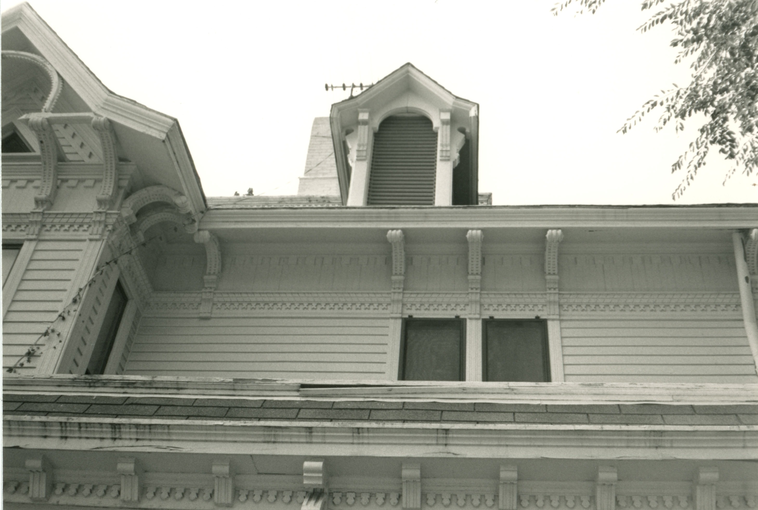 closeup of the upper NW corner of home