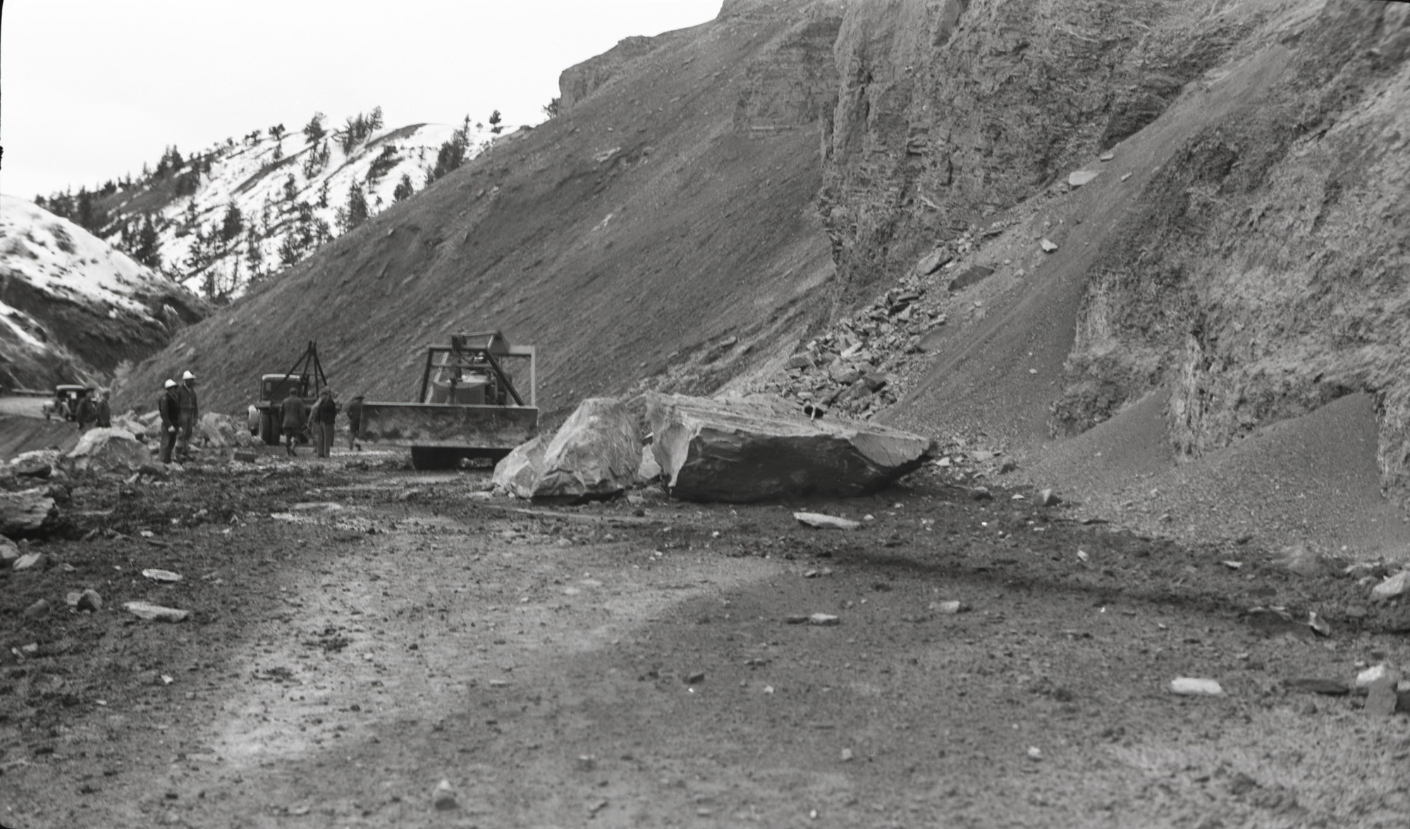 Rock slide clean up on Mammoth-Gardiner road