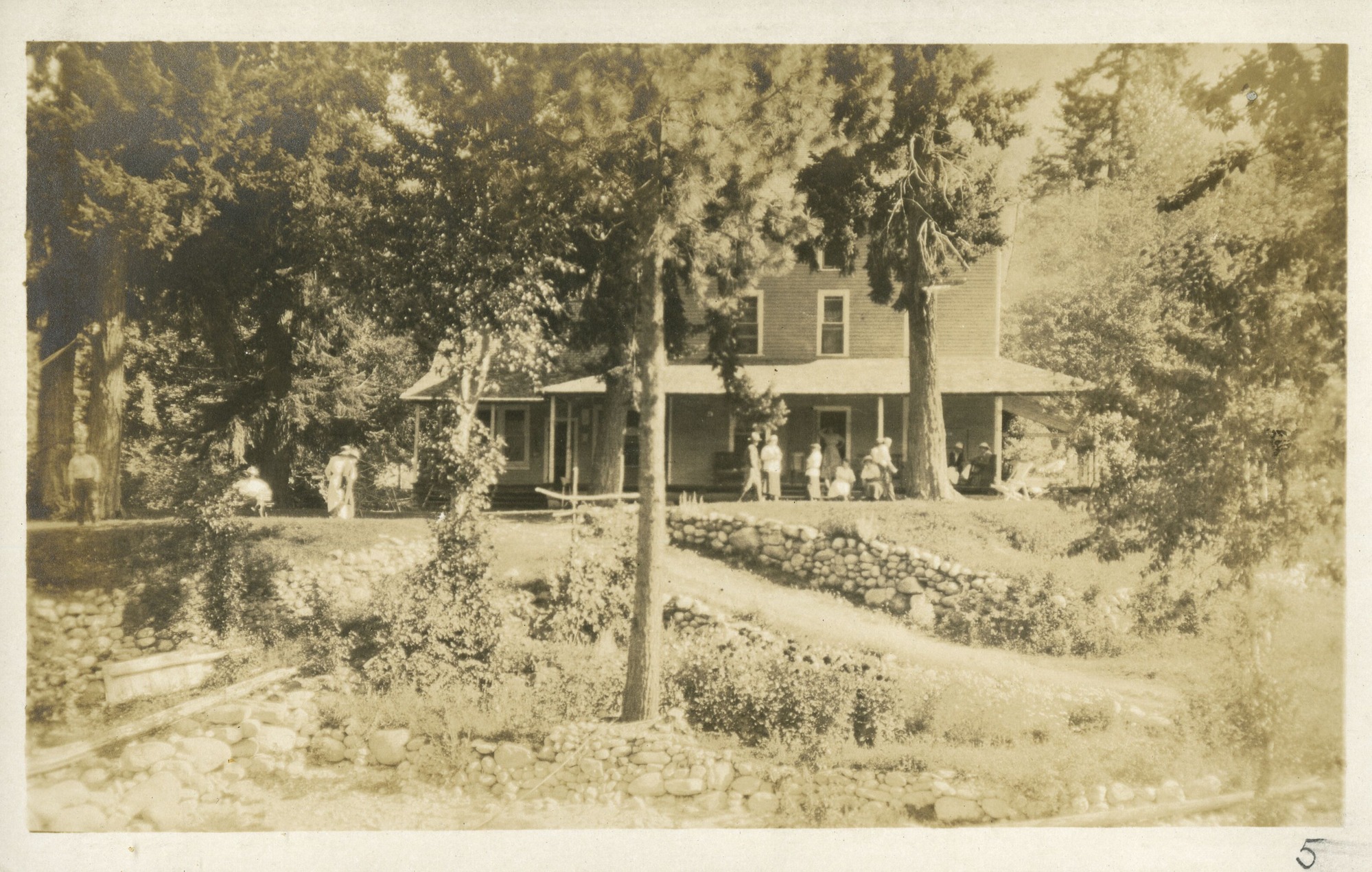 Travelers walking into the Purple Inn in the woods.