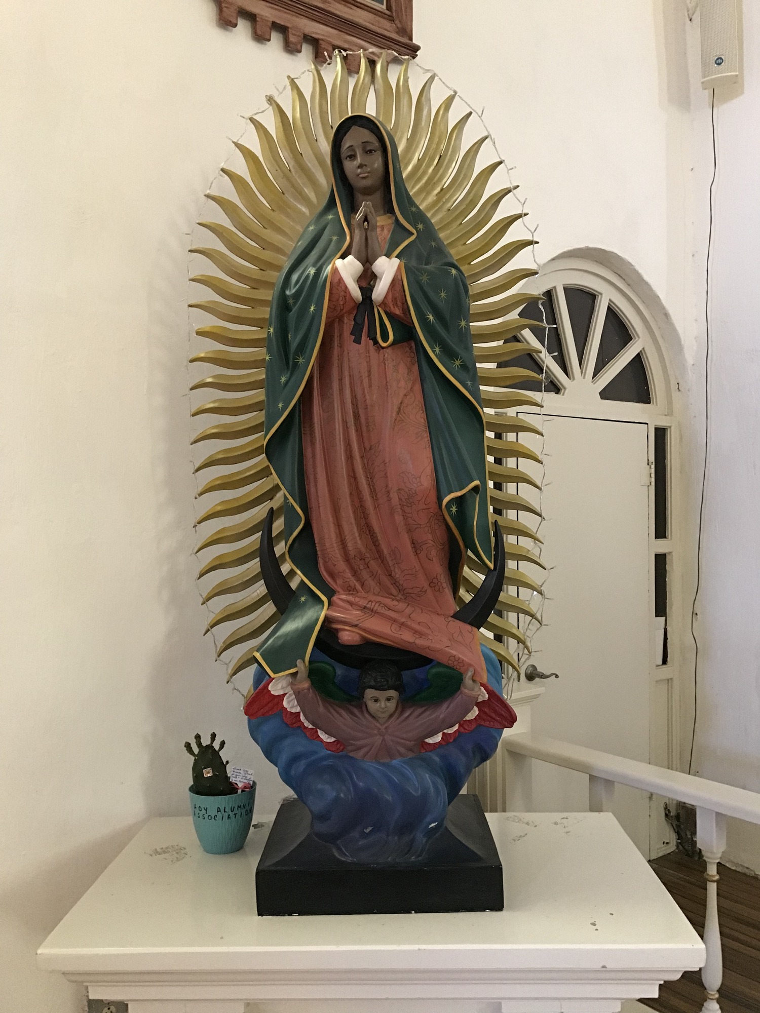 A statue inside of a white building.