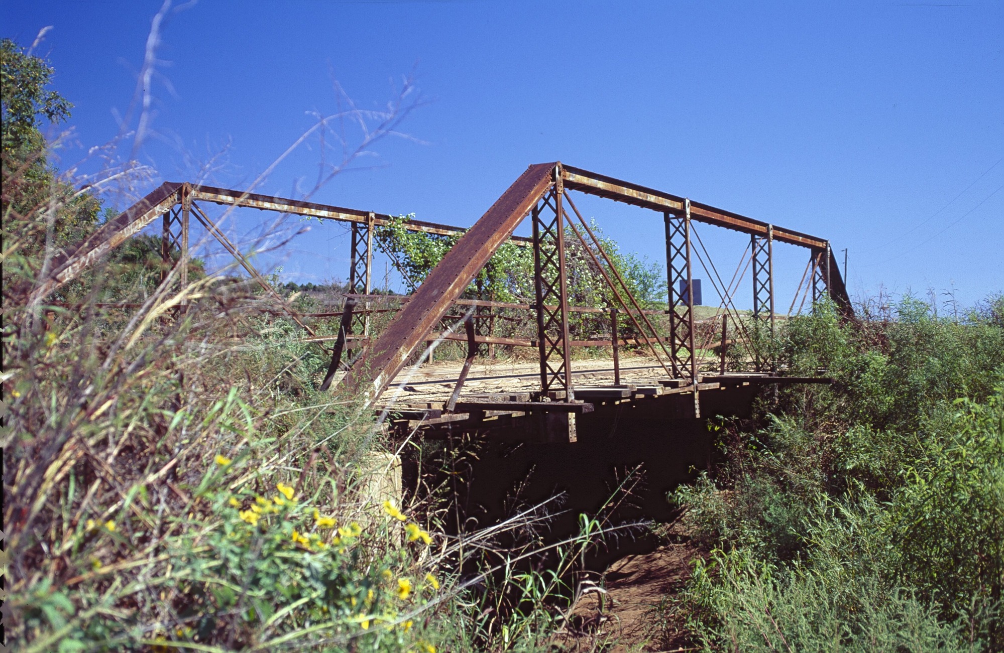 Lost bridge on Lumpmouth Creek on unpaved 1926 route S. of Geary.