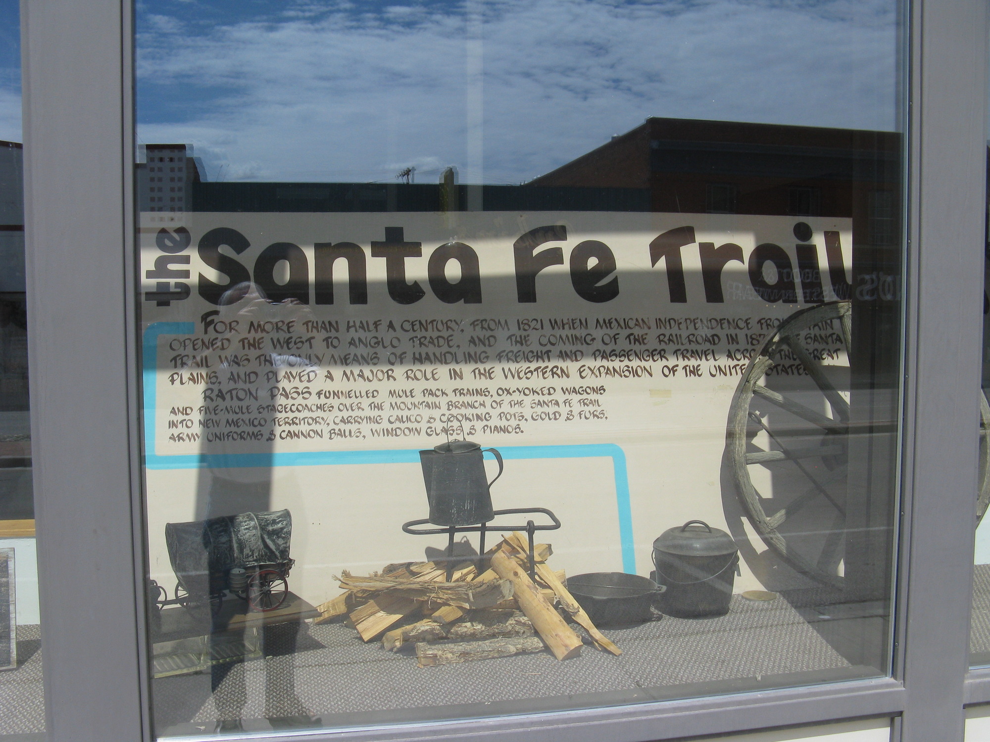 A sign with a text "Santa fe trail" on it in a window.