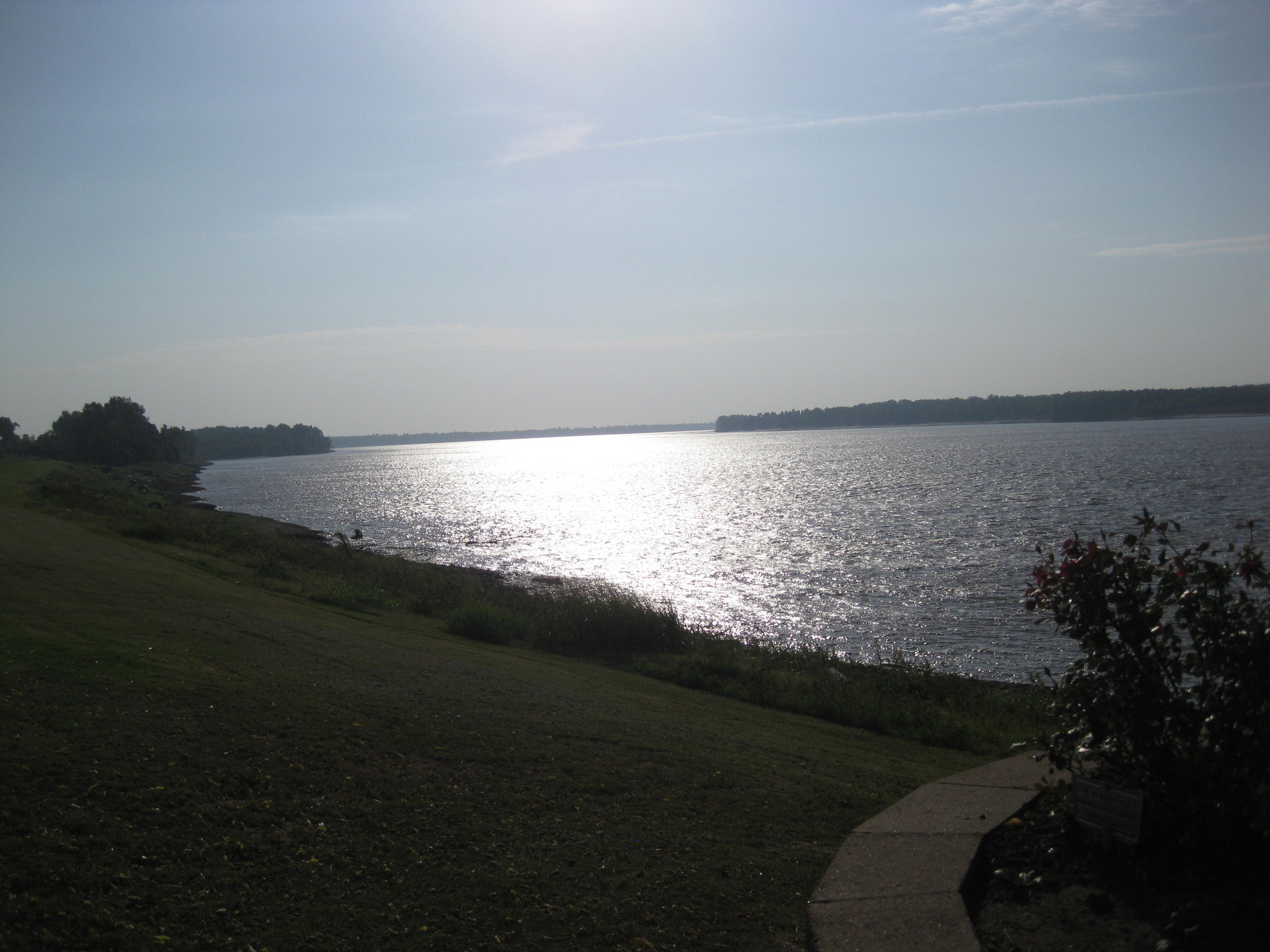 A large body of water in a shiny day.