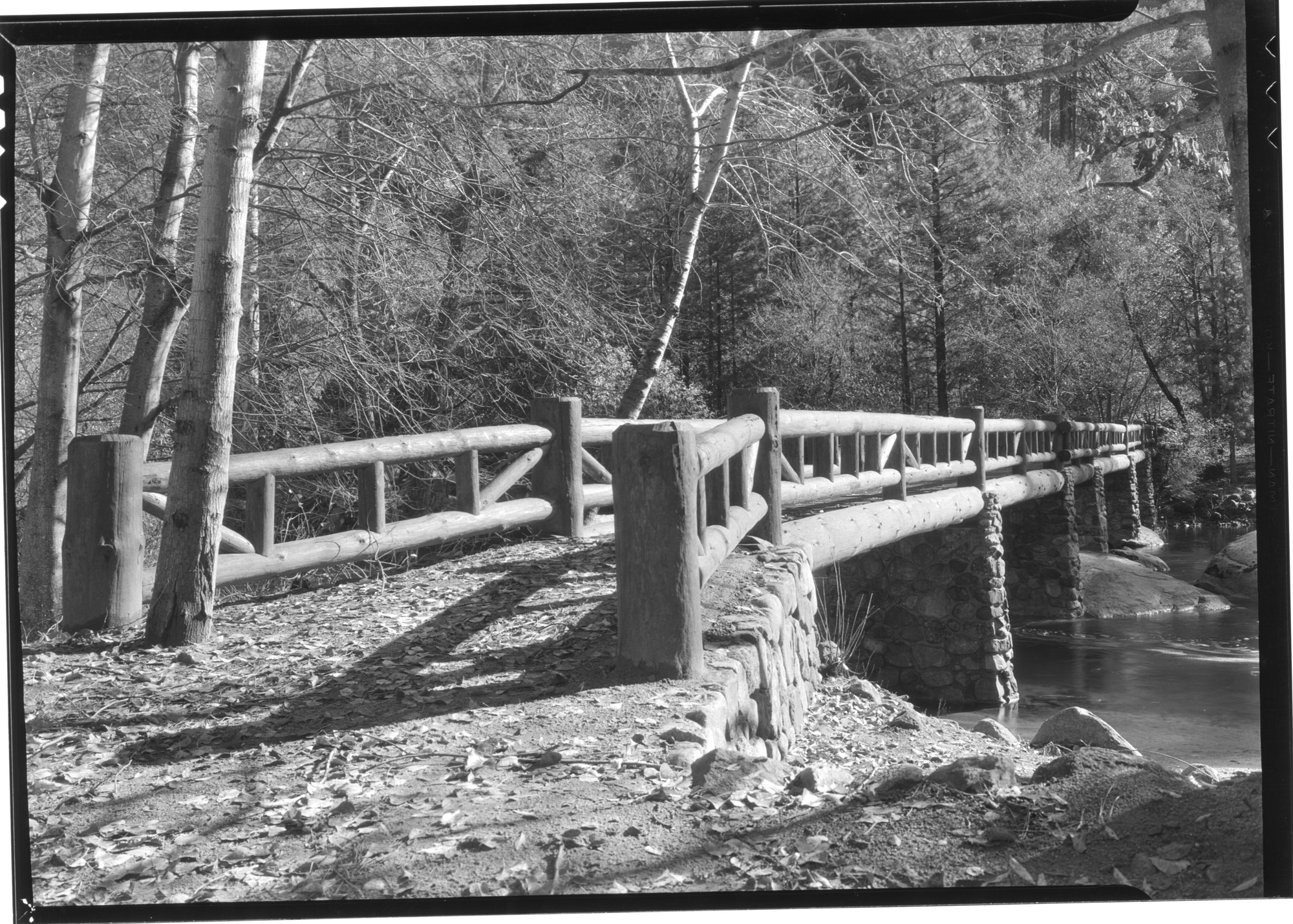 Footbridge at Arch Rock from north side.