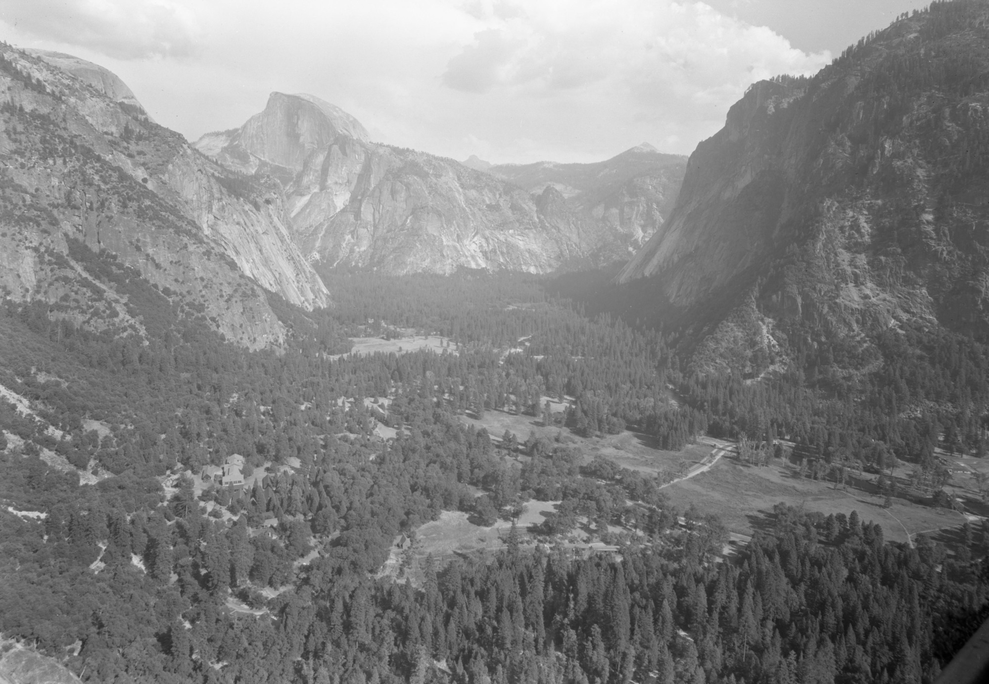 Yosemite Valley from Valley View on Yosemite Falls Trail. (no filter)