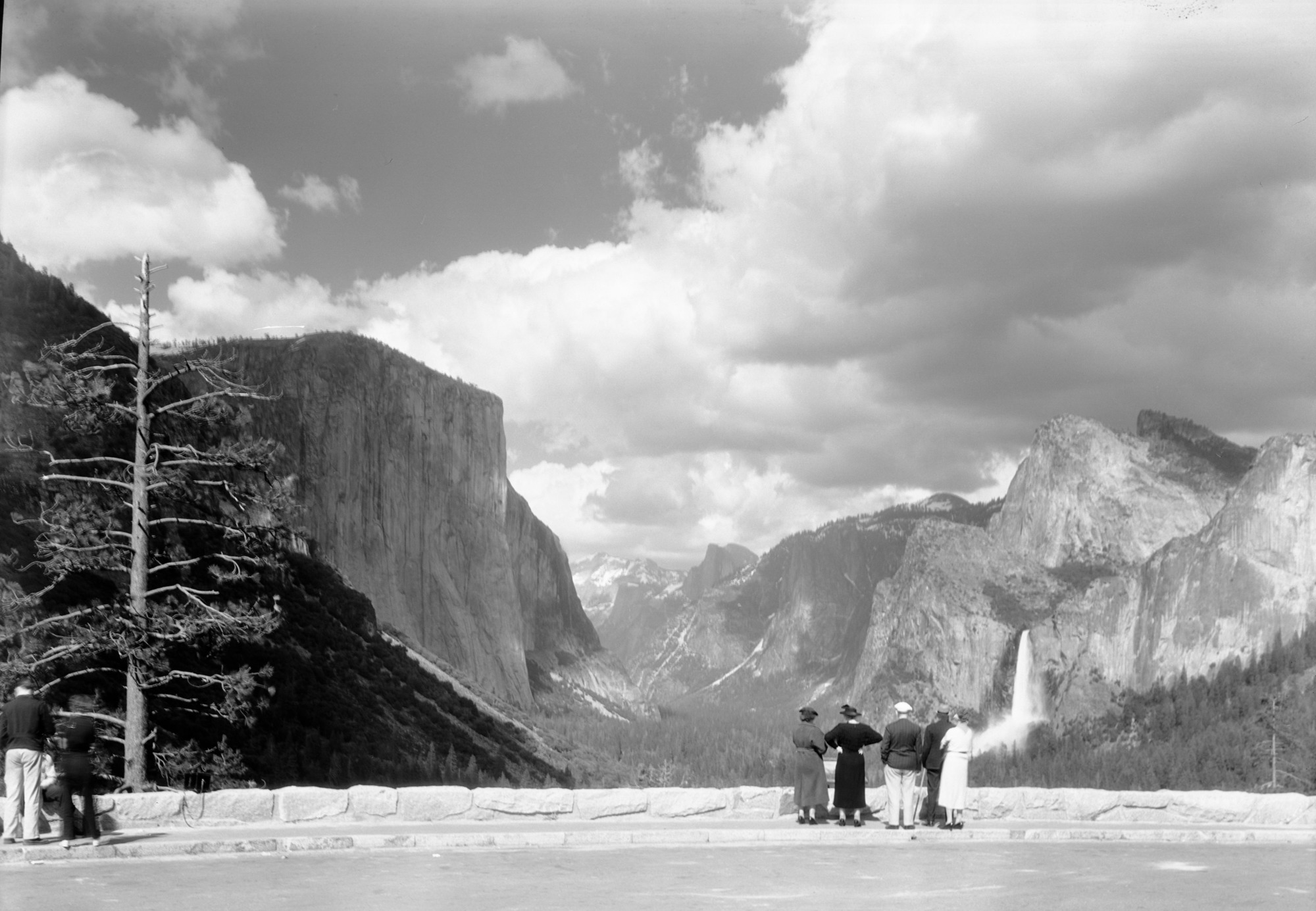 Yosemite Valley with people at tunnel.