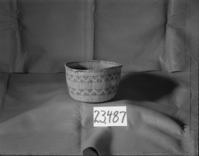 Western Mono cooking basket. Made by June Whaley, 1912 from the Frank Latta collection. Unidentified split shoot (redbud?), diagonally twined. Measurements: top diameter 21 cm, height 14 cm. In the YNP Collections - cat. no. 23,487.