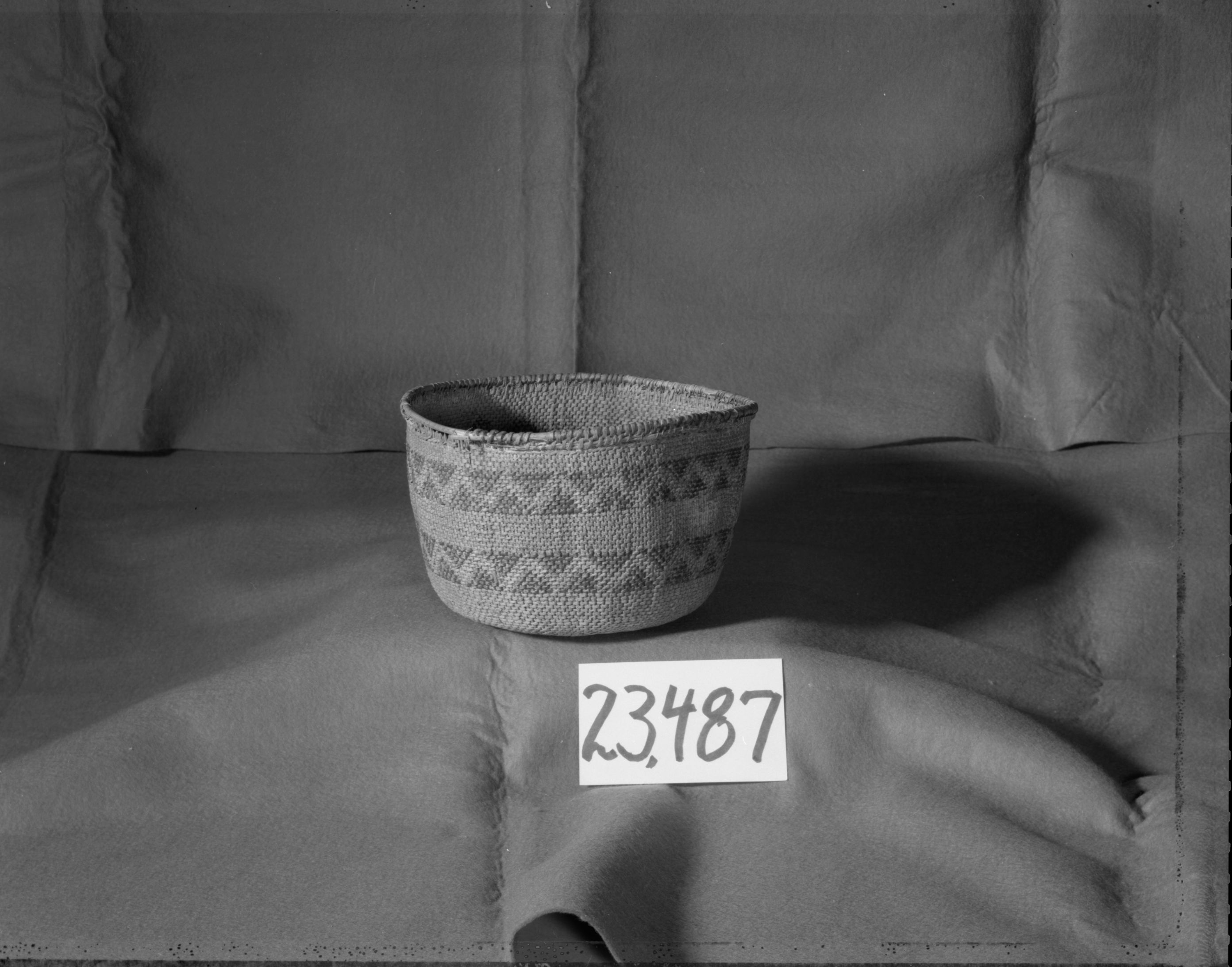 Western Mono cooking basket. Made by June Whaley, 1912 from the Frank Latta collection. Unidentified split shoot (redbud?), diagonally twined. Measurements: top diameter 21 cm, height 14 cm. In the YNP Collections - cat. no. 23,487.