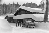 Group in front of Badger Pass Ski House.