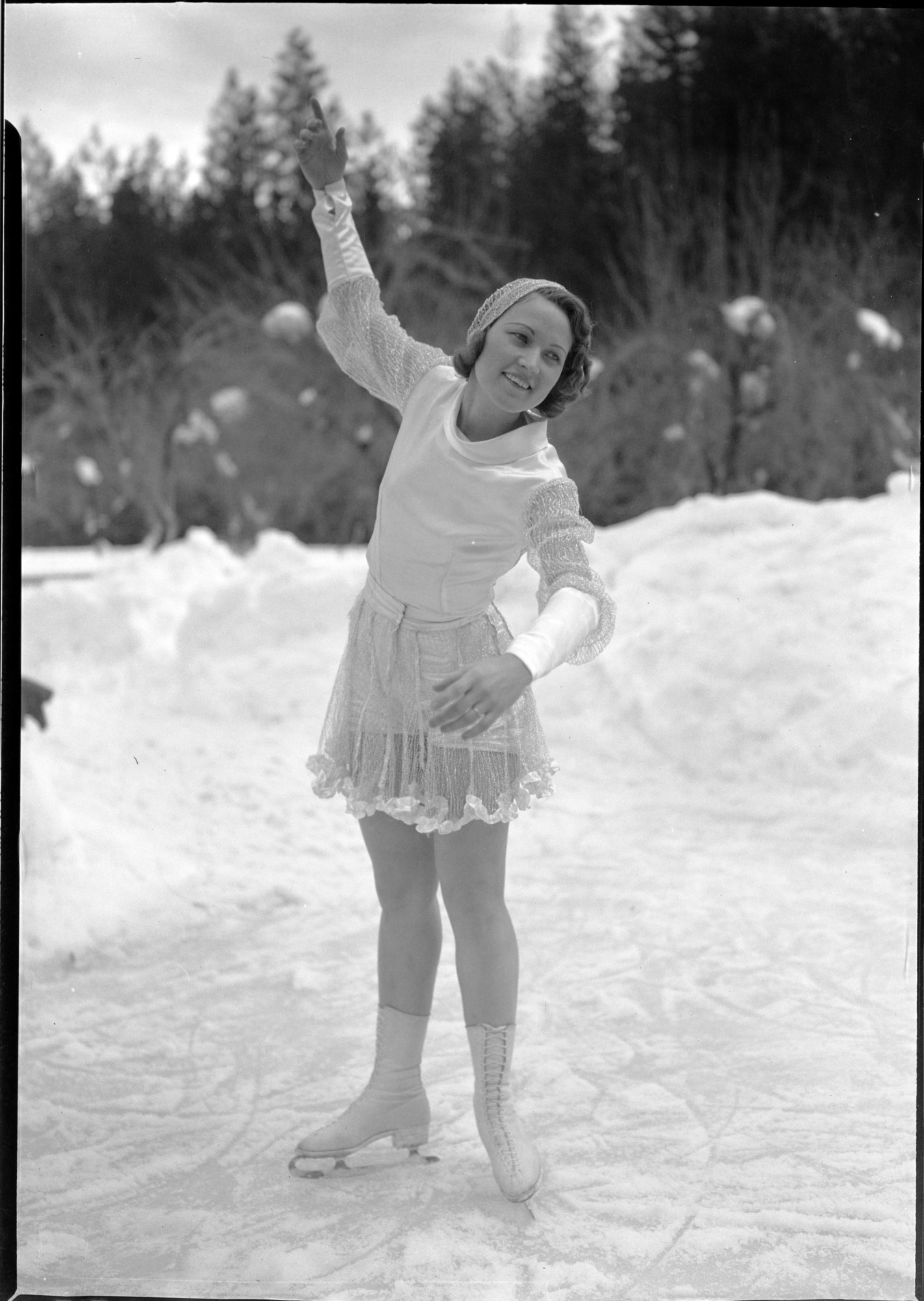 Mabel Thorns, champion figure skater of Calif.