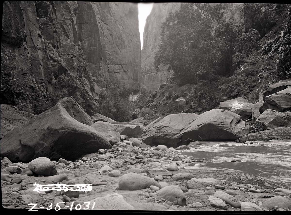 Boulders in Virgin River, Narrows Trail.