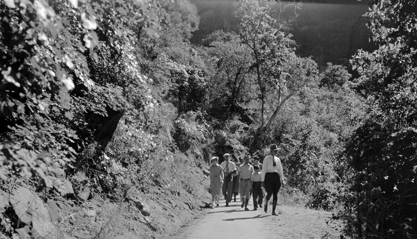 Ranger and visitors on the Narrows Trail.